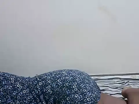 prettybeee online show from December 3, 2025, 10:42 pm