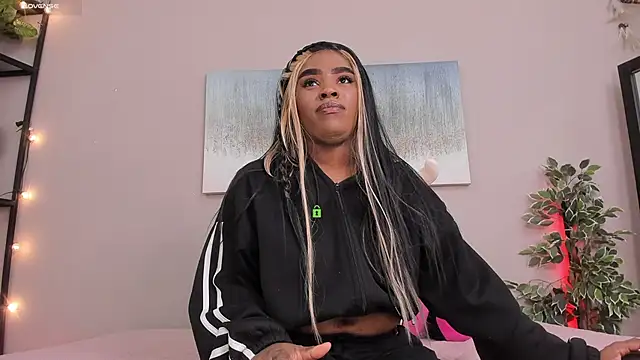 Briana Wells  online show from November 4, 2025, 1:59 pm