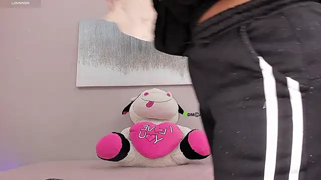 Briana Wells  online show from October 20, 2025, 1:55 pm