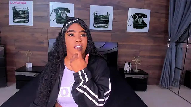 Briana Wells  online show from July 6, 2026, 12:34 pm