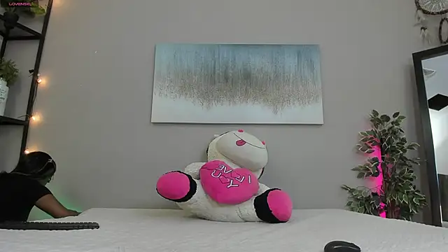 Briana Wells  online show from November 1, 2025, 1:38 pm