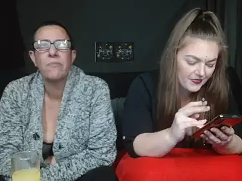 Snapshot of SherineDivine_et_Hoyden chatting on December 31, 2024, 9:39 pm SherineDivine et Hoyden online show from December 31, 2024, 9:39 pm