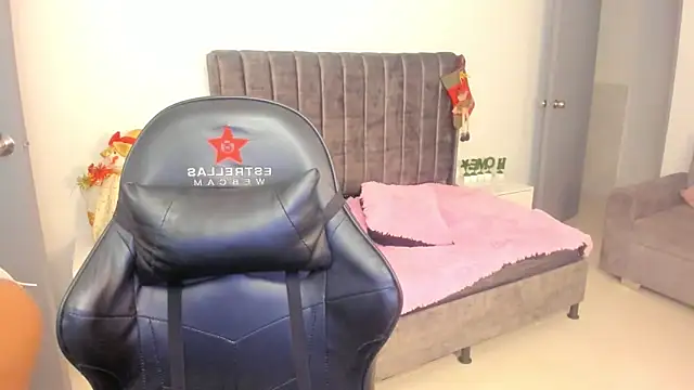 xiomara  cortes online show from December 21, 2025, 12:07 pm