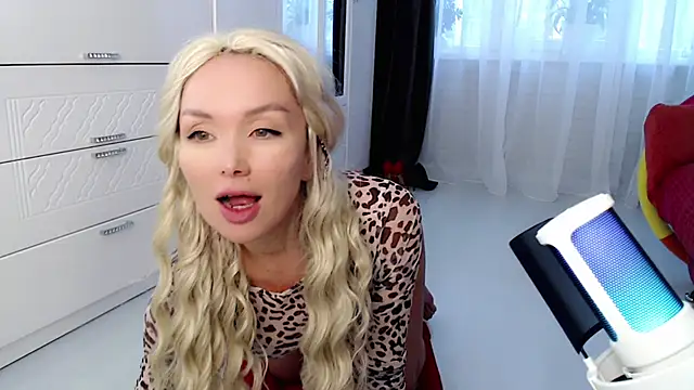 Snapshot of WhiteBunny chatting on October 14, 2025, 10:38 am WhiteBunny online show from October 14, 2025, 10:38 am