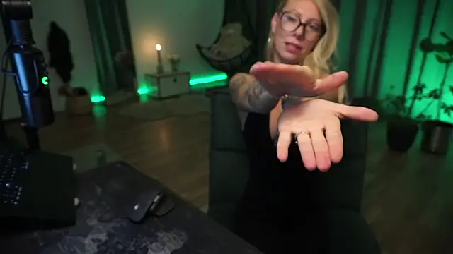 Snapshot of LaraPunkt chatting on October 8, 2025, 8:05 am LaraPunkt online show from October 8, 2025, 8:05 am