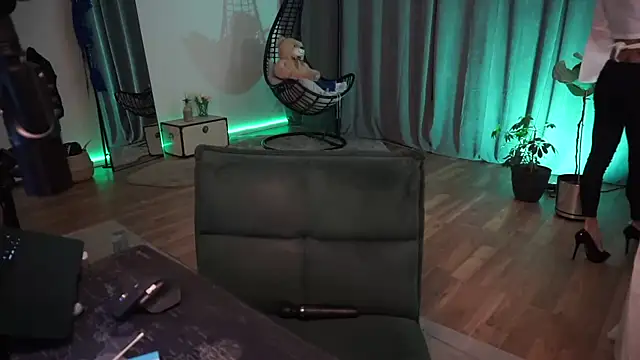 Snapshot of LaraPunkt chatting on October 3, 2025, 7:43 am LaraPunkt online show from October 3, 2025, 7:43 am