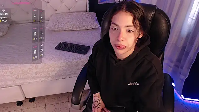 LiaVillalobos online show from October 15, 2025, 12:57 pm