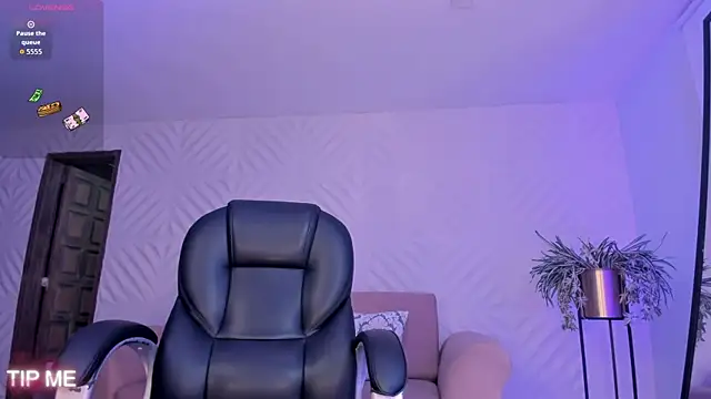 Snapshot of SophieBarnett chatting on April 15, 2026, 10:32 pm SophieBarnett online show from April 15, 2026, 10:32 pm