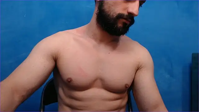 Snapshot of alex_blu chatting on October 22, 2025, 7:35 pm alex blu online show from October 22, 2025, 7:35 pm