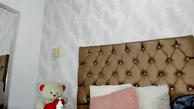 luna evaa online show from September 10, 2025, 1:54 pm