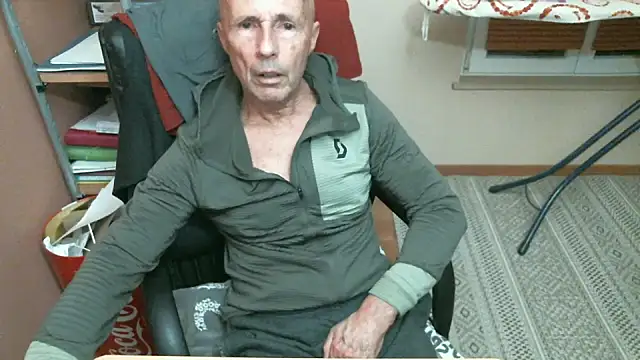 Snapshot of olibrius71 chatting on January 15, 2026, 6:11 pm olibrius71 online show from January 15, 2026, 6:11 pm