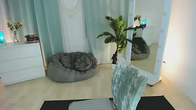 Snapshot of Karinella_x chatting on May 31, 2026, 12:00 pm Karinella x online show from May 31, 2026, 12:00 pm