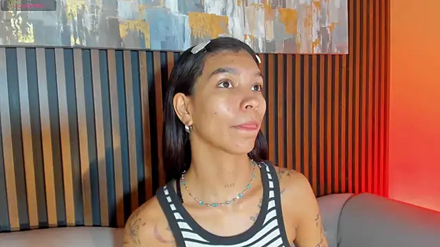 LauraAristizabal online show from December 19, 2025, 12:51 pm