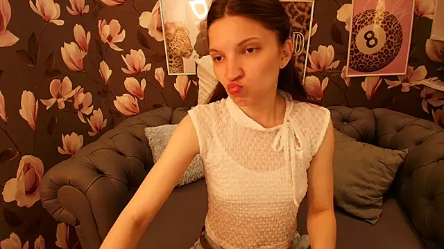 Snapshot of MelaniGrand chatting on July 10, 2026, 8:25 am MelaniGrand online show from July 10, 2026, 8:25 am