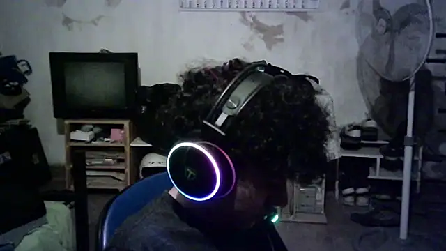 Snapshot of Emv2 chatting on February 9, 2026, 5:49 am Emv2 online show from February 9, 2026, 5:49 am