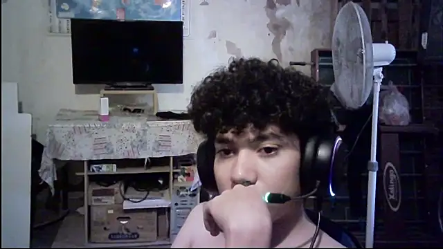 Snapshot of Emv2 chatting on February 24, 2026, 6:42 pm Emv2 online show from February 24, 2026, 6:42 pm