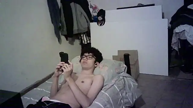 Snapshot of Emv2 chatting on March 9, 2026, 2:48 am Emv2 online show from March 9, 2026, 2:48 am