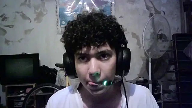 Snapshot of Emv2 chatting on February 13, 2026, 4:12 am Emv2 online show from February 13, 2026, 4:12 am