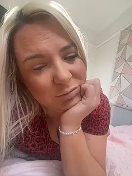 Snapshot of Bustyblondebabe32 chatting on April 7, 2026, 9:33 am Bustyblondebabe32 online show from April 7, 2026, 9:33 am