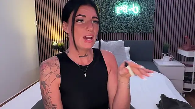 Snapshot of LizaRoxx chatting on November 18, 2025, 8:23 pm LizaRoxx online show from November 18, 2025, 8:23 pm