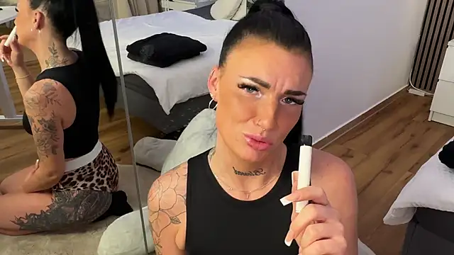 Snapshot of LizaRoxx chatting on November 15, 2025, 3:49 pm LizaRoxx online show from November 15, 2025, 3:49 pm