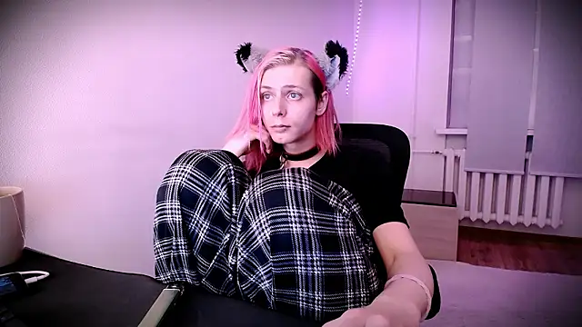 Littlepinkcat online show from February 6, 2026, 1:01 am