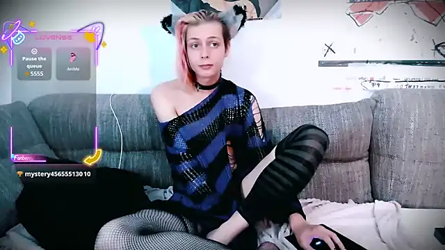 Littlepinkcat online show from October 16, 2025, 6:21 am