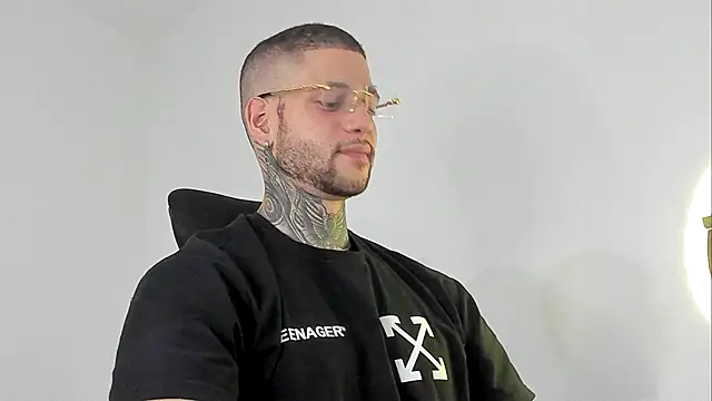  jamesleandros1 online show from September 30, 2025, 2:06 am