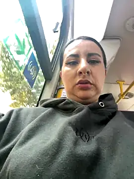 Abril Luv online show from January 8, 2026, 12:33 pm