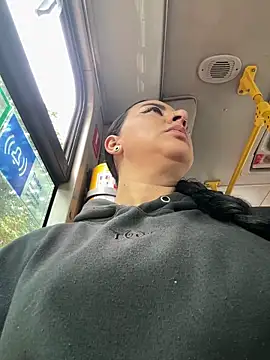 Abril Luv online show from April 9, 2026, 12:11 pm