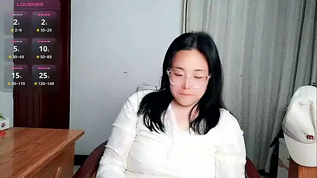 Vivianangn-e online show from April 16, 2026, 12:39 pm