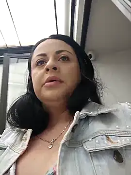 Juli Castillo8 online show from October 30, 2025, 2:14 pm