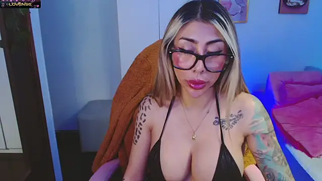 Snapshot of Martina_Dash chatting on March 20, 2025, 12:19 am Martina Dash online show from March 20, 2025, 12:19 am