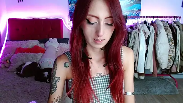 alisseallie online show from October 14, 2025, 9:36 pm