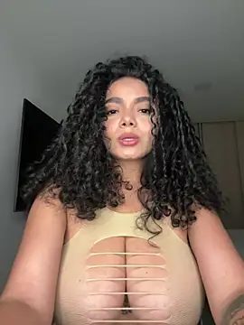 Snapshot of Mariecurl chatting on May 1, 2026, 11:32 pm Mariecurl online show from May 1, 2026, 11:32 pm