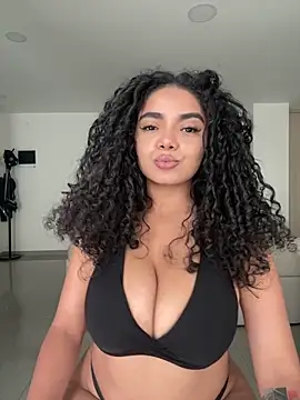 Snapshot of Mariecurl chatting on May 8, 2026, 7:28 pm Mariecurl online show from May 8, 2026, 7:28 pm