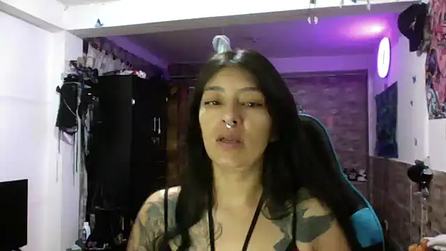 Snapshot of AngelaQueen_ chatting on September 18, 2025, 5:49 pm AngelaQueen online show from September 18, 2025, 5:49 pm