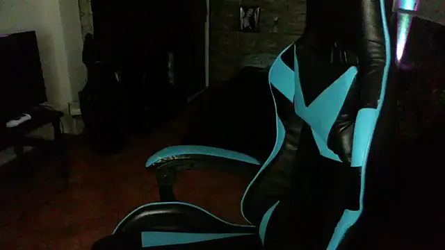 Snapshot of AngelaQueen_ chatting on February 13, 2025, 9:27 pm AngelaQueen online show from February 13, 2025, 9:27 pm