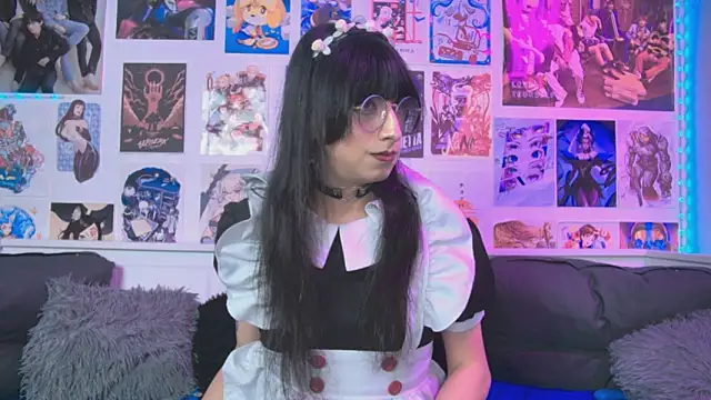 snowblack  online show from September 13, 2025, 2:06 pm