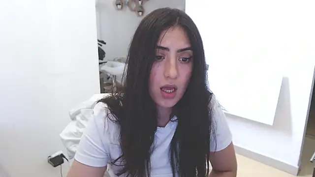 Snapshot of MIYESSI chatting on April 14, 2026, 8:36 pm MIYESSI online show from April 14, 2026, 8:36 pm