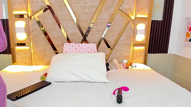 Athenea Mills online show from March 1, 2025, 6:54 pm