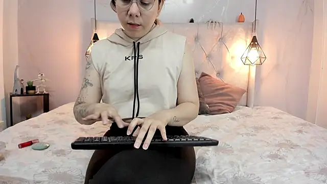 SakuraLee  online show from October 16, 2025, 1:52 pm