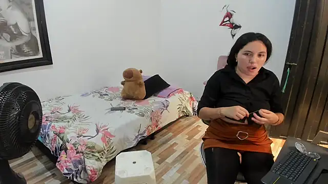  girls on fire  online show from November 8, 2025, 7:50 pm