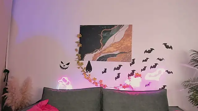 Snapshot of LauraCoy chatting on November 3, 2025, 7:39 pm LauraCoy online show from November 3, 2025, 7:39 pm