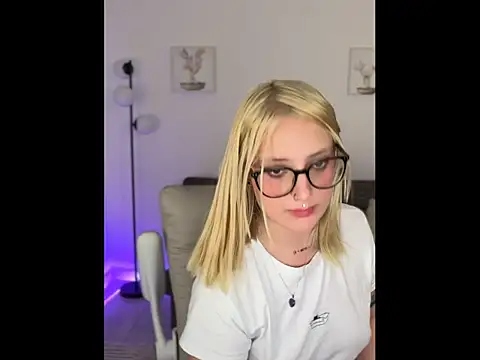 Snapshot of Megan_lu2 chatting on April 15, 2026, 1:55 am Megan lu2 online show from April 15, 2026, 1:55 am
