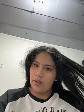 Snapshot of moncerrat_luna chatting on May 18, 2026, 9:19 pm moncerrat luna online show from May 18, 2026, 9:19 pm