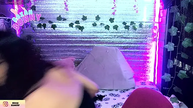 Snapshot of Roxanbunny1 chatting on March 21, 2026, 8:24 pm Roxanbunny1 online show from March 21, 2026, 8:24 pm