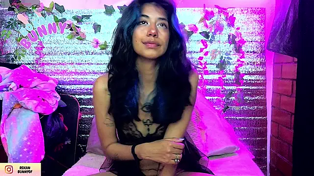 Snapshot of Roxanbunny1 chatting on February 21, 2026, 8:05 am Roxanbunny1 online show from February 21, 2026, 8:05 am