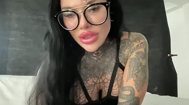 claudiacvc95 online show from March 3, 2025, 8:19 am