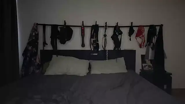 claudiacvc95 online show from October 18, 2025, 2:57 am